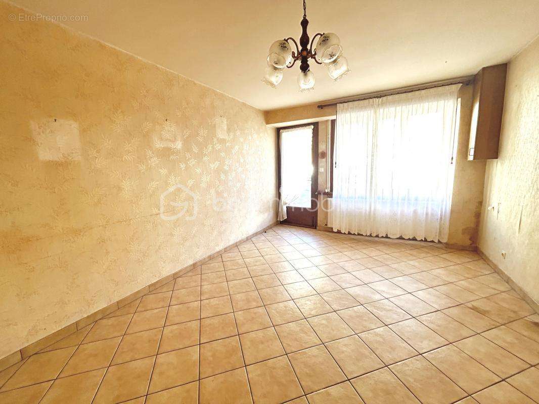 Maison à VERNET-LA-VARENNE