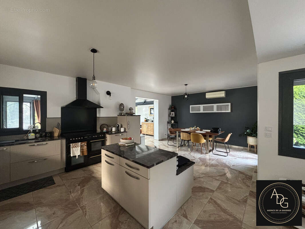 Maison à LE VAL-SAINT-GERMAIN