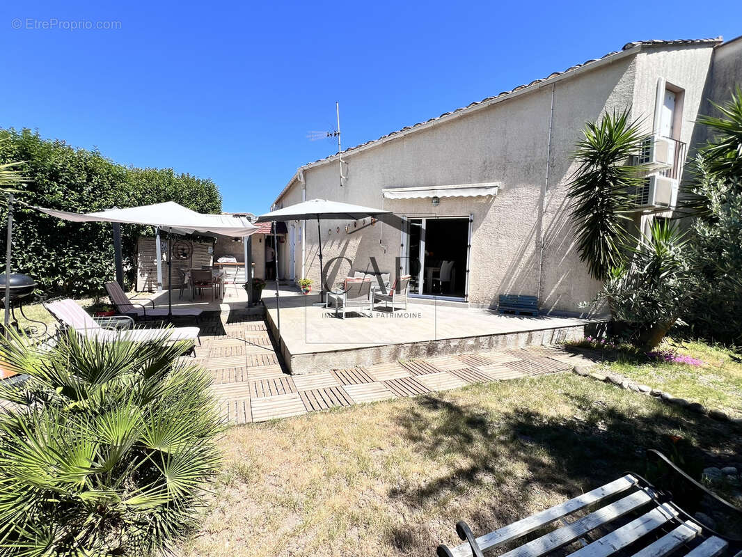 Belle villa T4 de 140m2 rénovée avec jardin et double terrasse à deux pas de la mer - photo 2