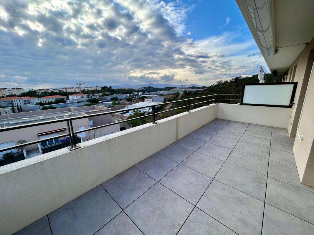 A VENDRE : T3 de 74m2 avec grande terrasse - SAINT-RAPHAEL - photo 2