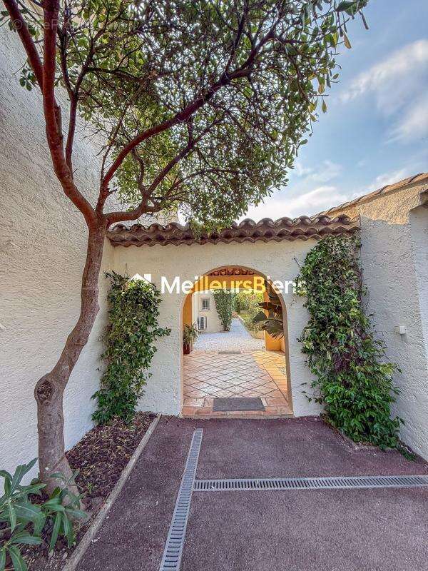 Maison à ROQUEBRUNE-SUR-ARGENS