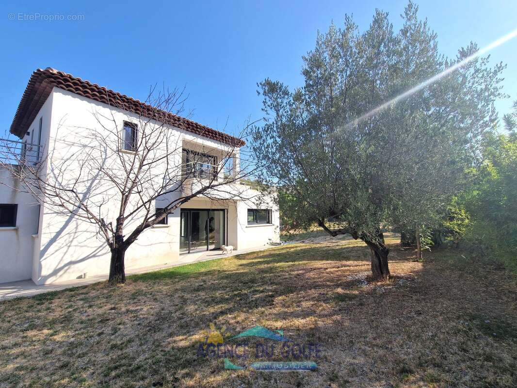 Villa contemporaine T 5 avec piscine sur 1792 m² de terrain - photo 3