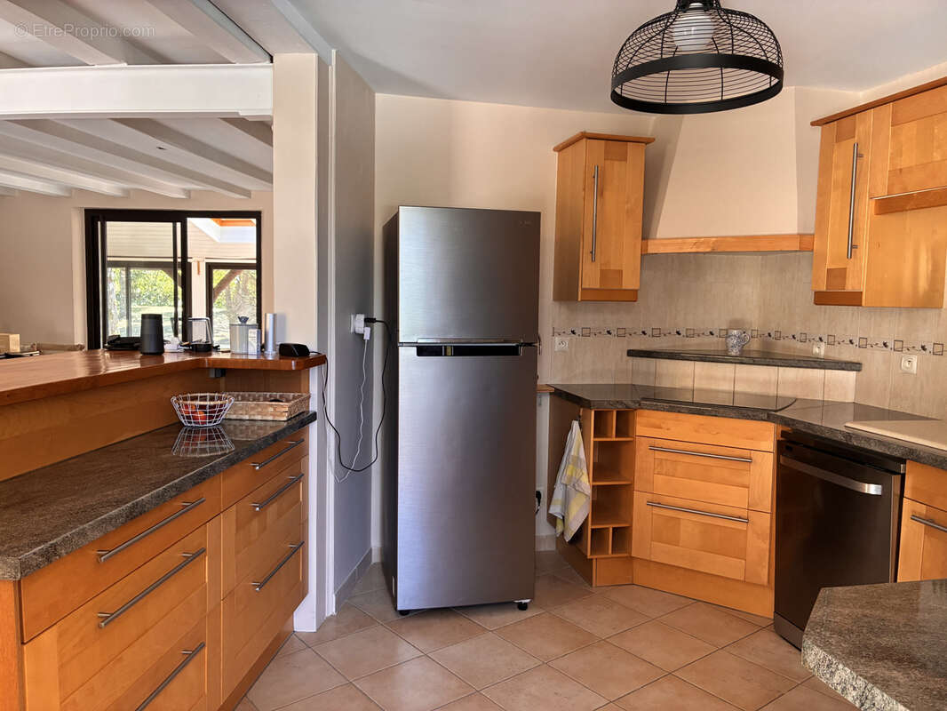 Maison de plain-pied de 156 m2 avec piscine, garage et terrain arboré - photo 9