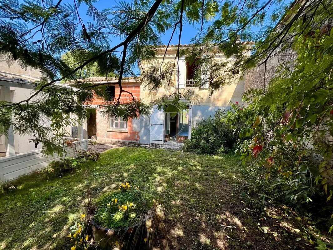 Maison à PETIT-PALAIS-ET-CORNEMPS