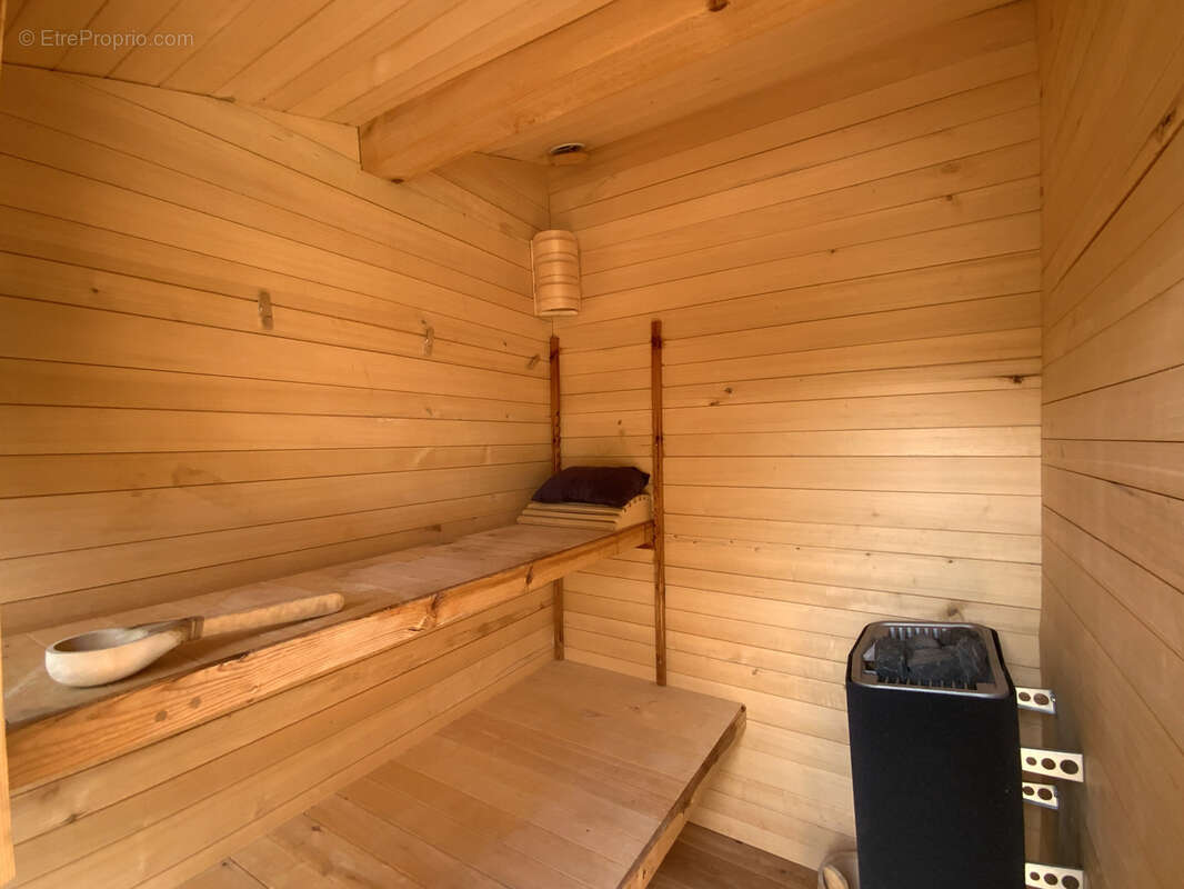 Maison de plain pied de 148 m2 avec piscine et T2 indépendant sur terrain de 1000 m2. - photo 16