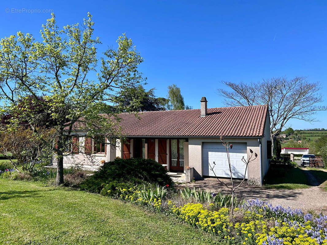 Maison à SAINTE-NEOMAYE