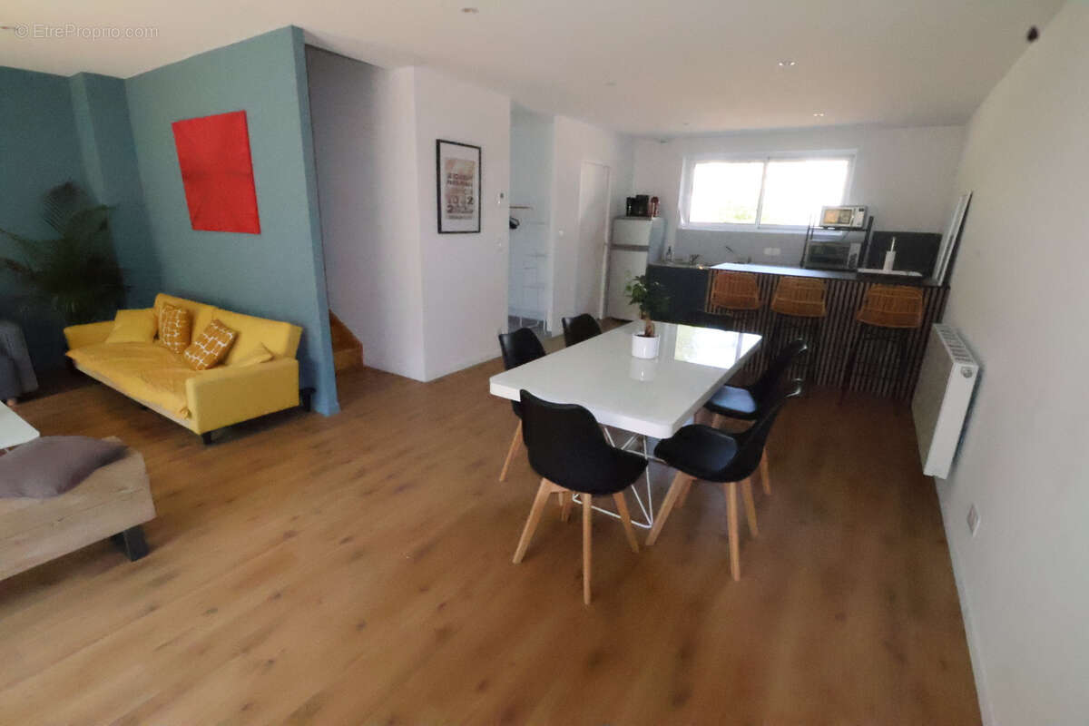 Bâtie sur 550 m2 dans un secteur calme, jolie villa récente de 4ch et 2 sdb - photo 4