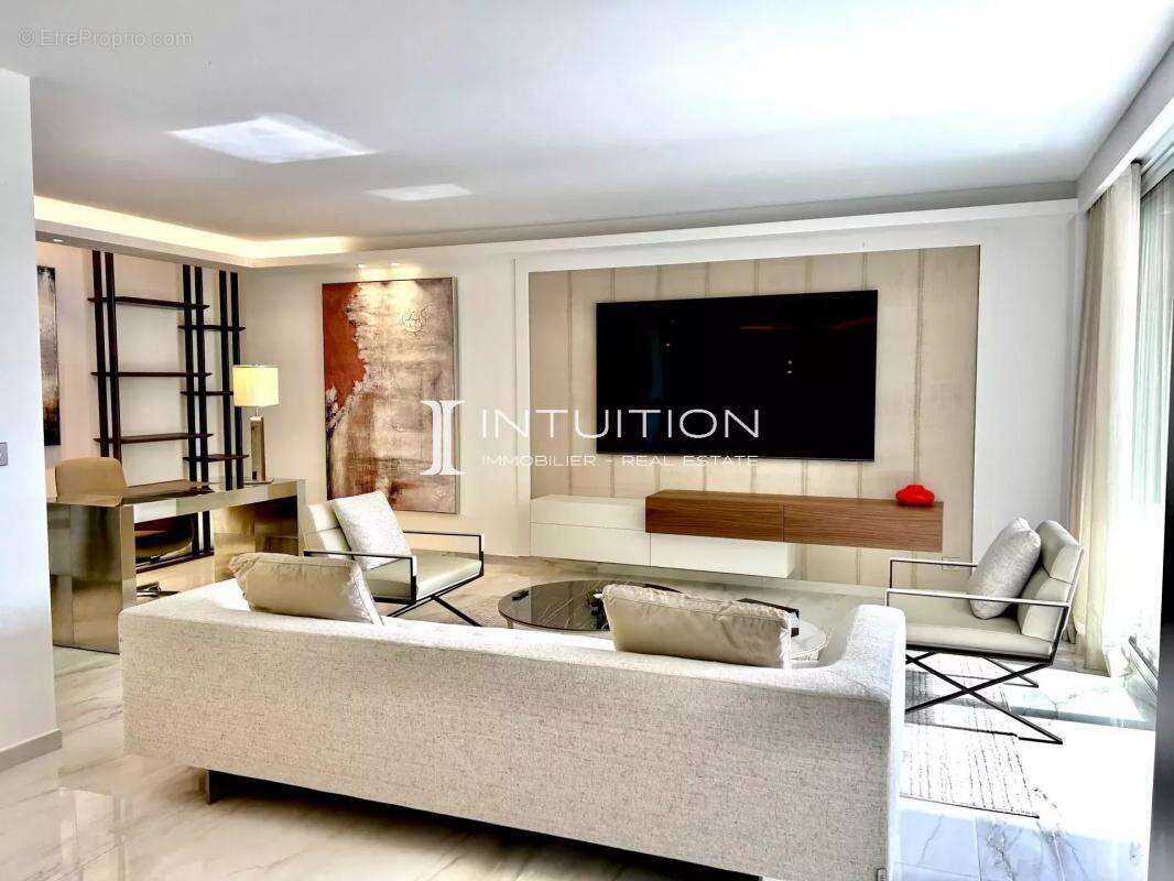 Cannes - Croisette : Magnifique appartement 3 pièces avec vue mer dans une résidence de renom - photo 3