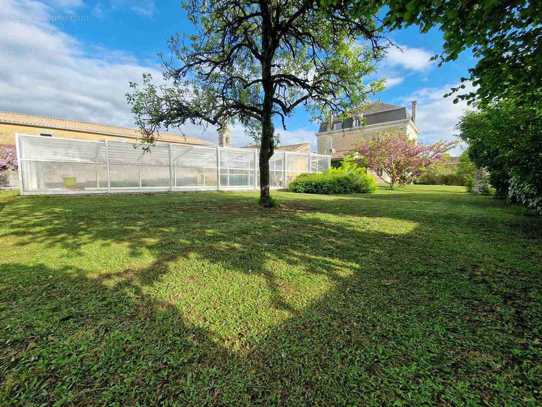 Maison de maître avec dépendances et piscine - photo 5