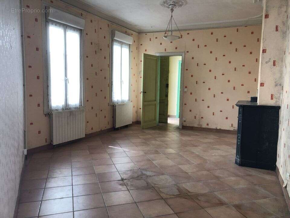 Immeuble deux etages deux chambres,  comble/ a renover / - photo 2