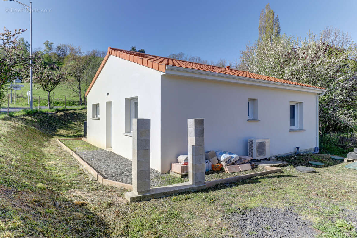Maison à SAINT-GENES-CHAMPANELLE
