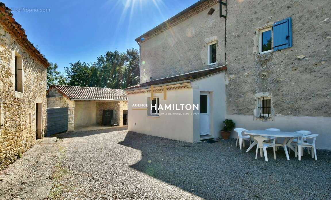 Superbe maison en pierre rénovée, avec bois et terrains attenants - photo 16