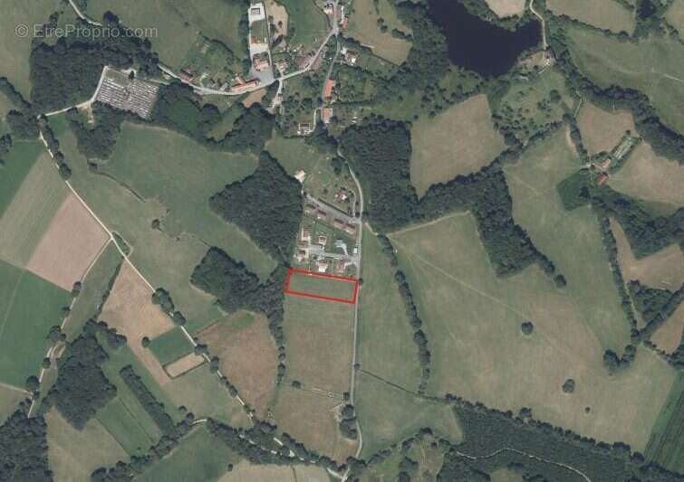 Terrain à SAINT-MARC-A-FRONGIER