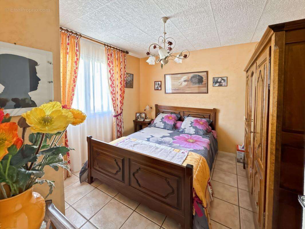 Maison à LEGUILLAC-DE-L'AUCHE