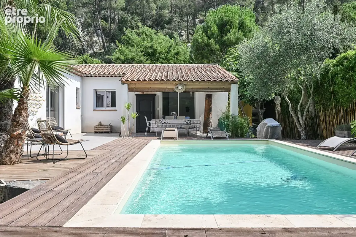 Villa T6 de 151 m² de plain pied sur 1000m² de terrain arboré avec une grande piscine à GEMENOS 13420 - photo 3