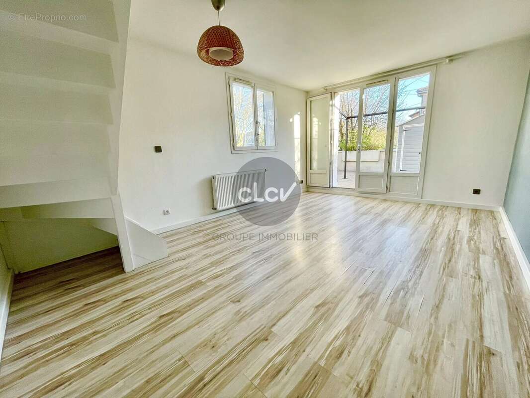 Maison sur le toit / Duplex Dernier étage avec Terrasse / La Soie 69120 Vaulx en Velin - photo 3