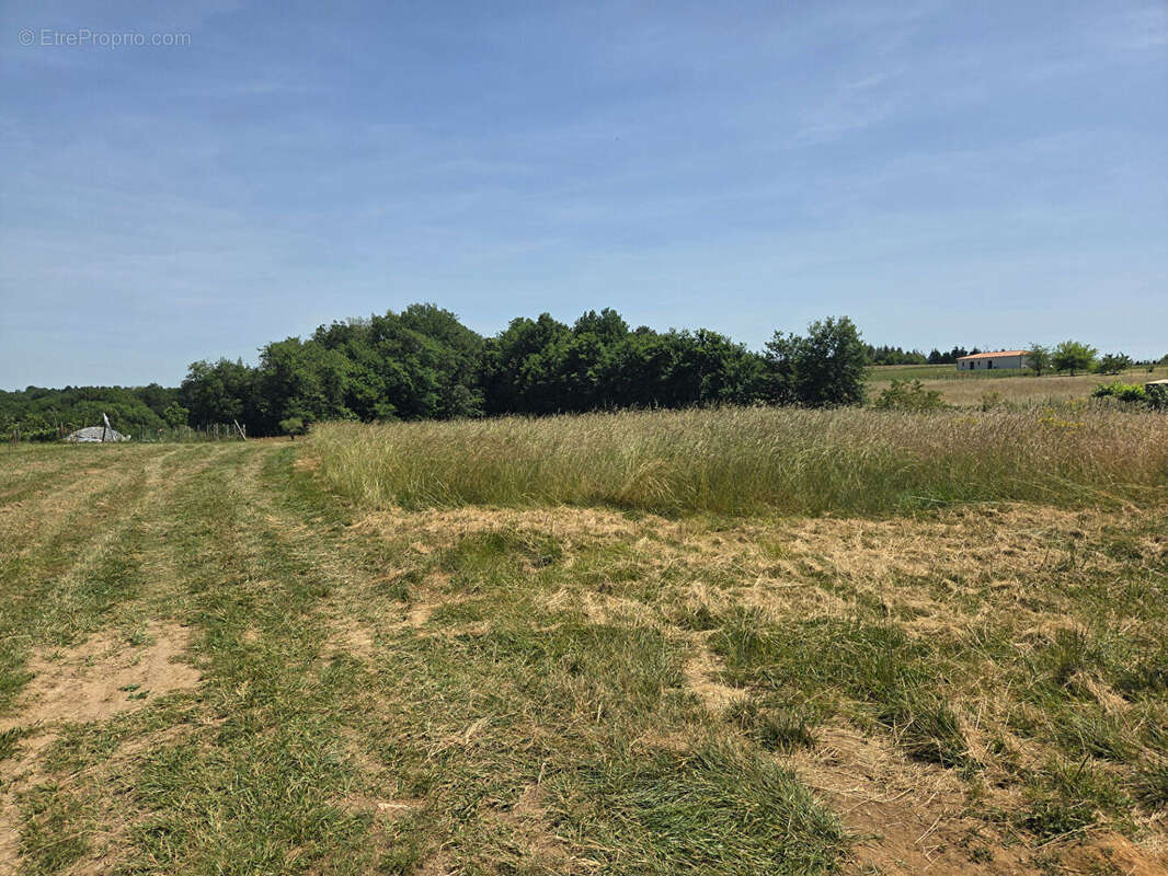 Terrain à ROUFFIGNAC-SAINT-CERNIN-DE-REILHAC