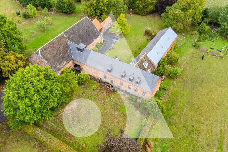 Maison à TAISNIERES-SUR-HON