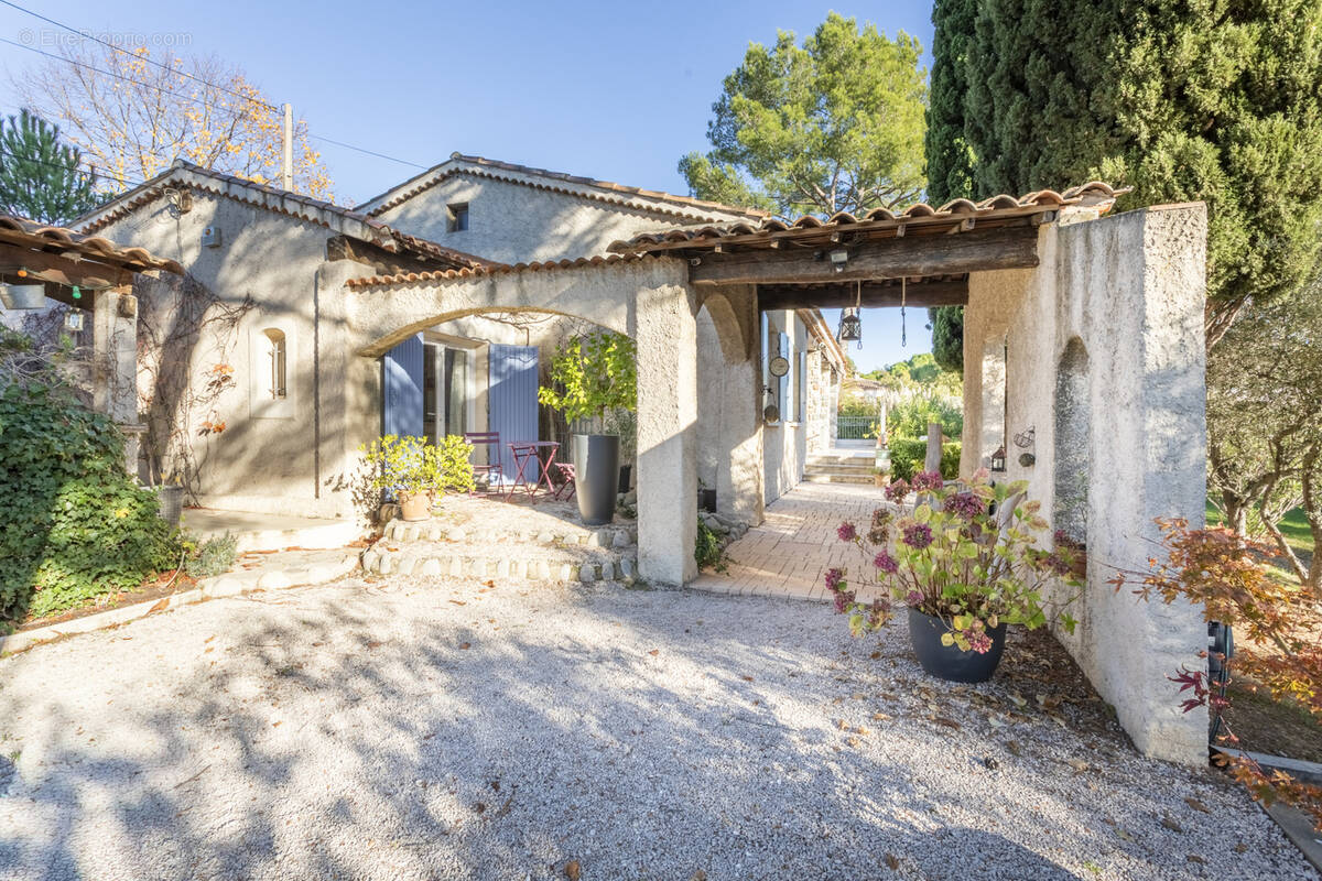 Maison à SIMIANE-COLLONGUE