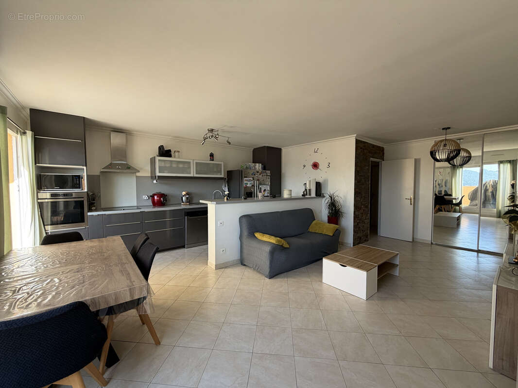 Appartement à CARROS