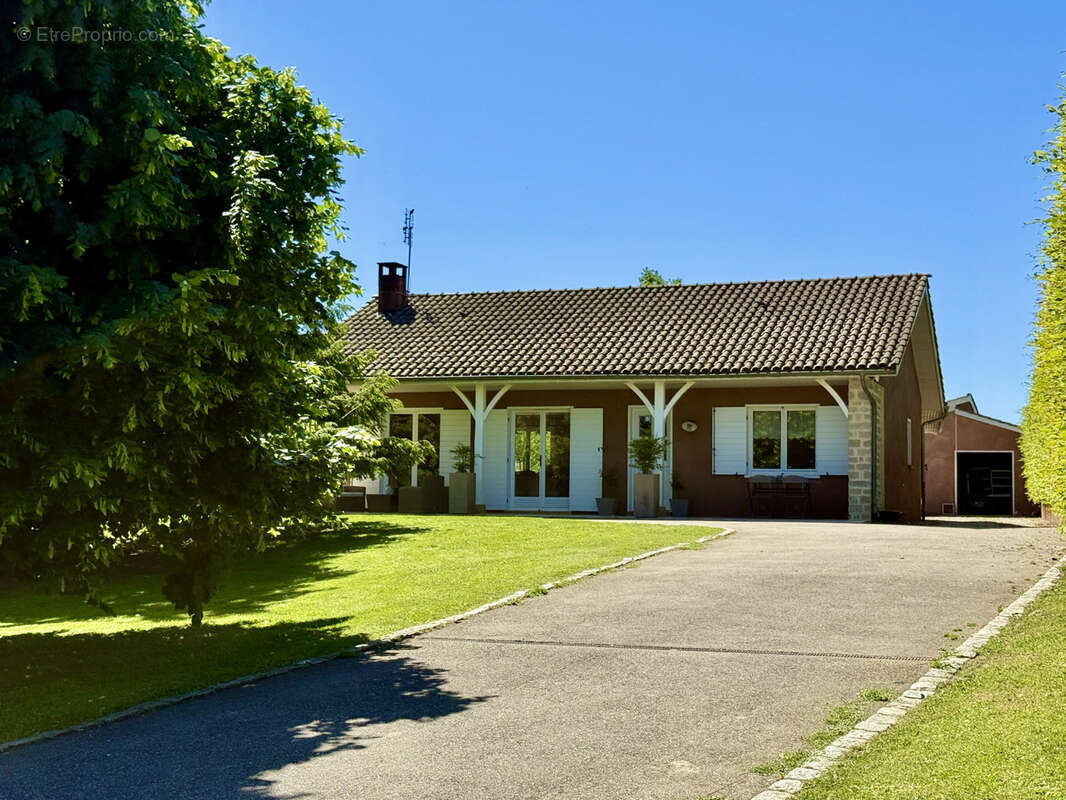 Maison à CRUZILLES-LES-MEPILLAT