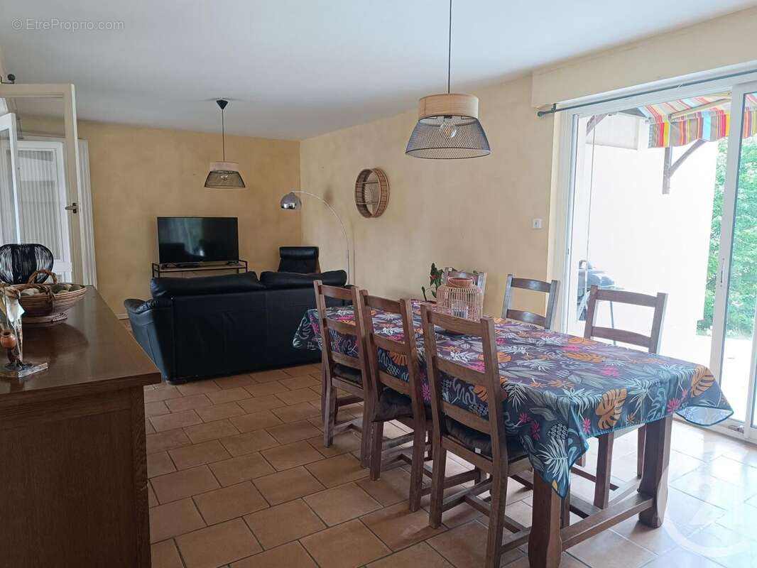 Maison à LES PEINTURES