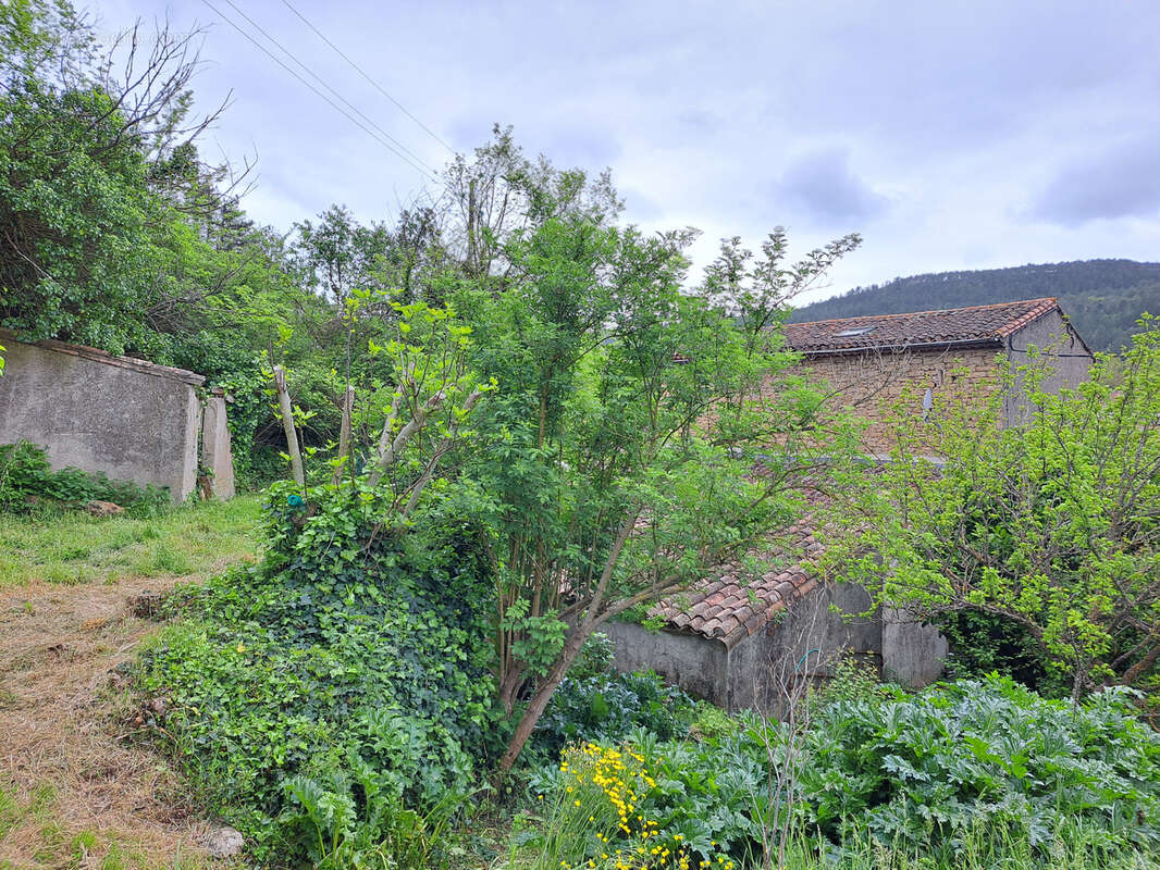 Grande maison familiale avec jardin, garage et dépendances - photo 21