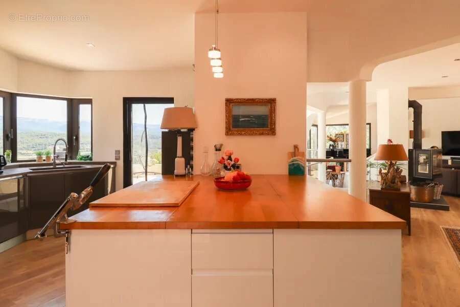 Maison à TOURRETTES