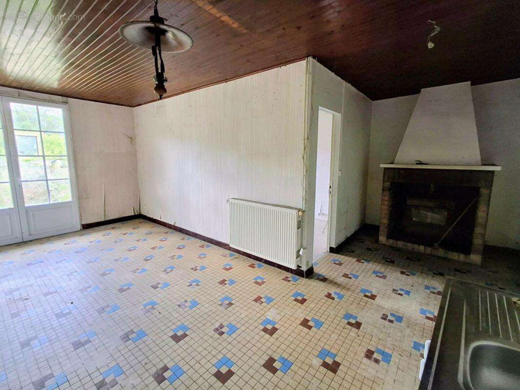 Maison de campagne à rénover - 120 m², 3 chambres, 1,8 ha de terrain avec chai à Saint-Palais-de-Négrignac - photo 10