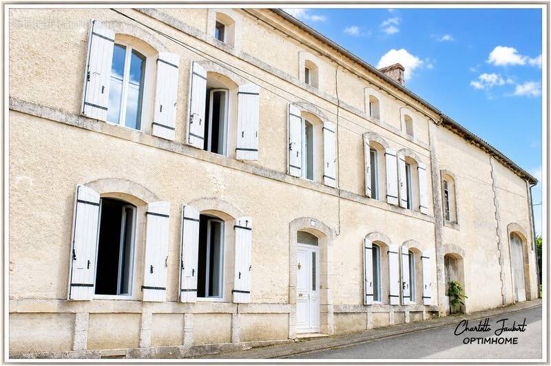 Maison à MONTMOREAU-SAINT-CYBARD