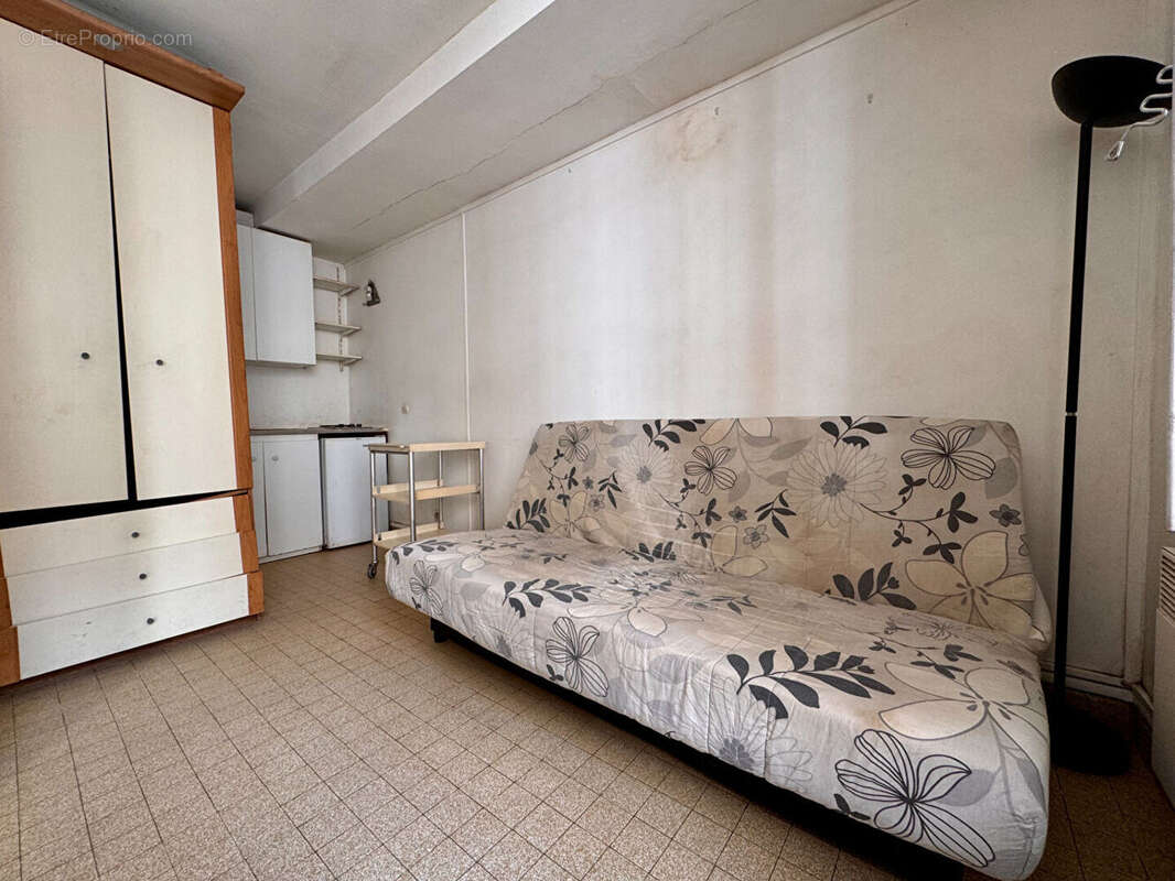 Mairie du Xème / studio de 15 m2 a rénover sur cour - photo 3