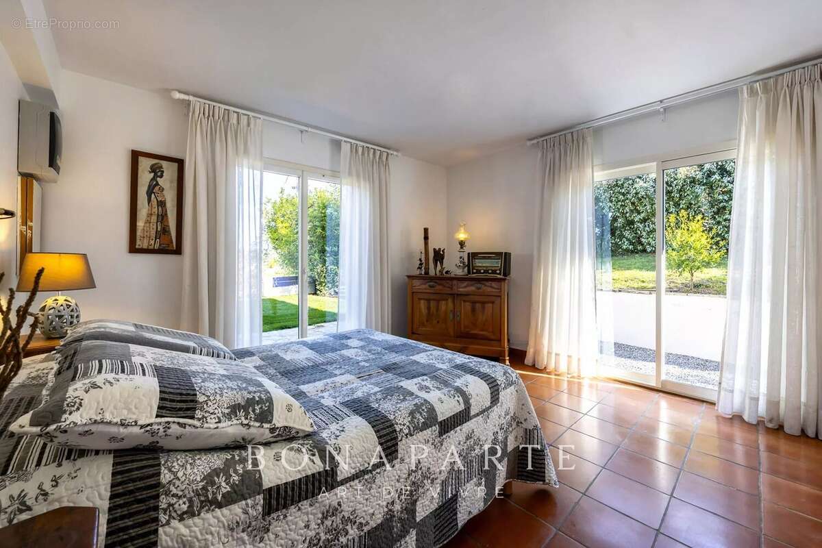 Saint-jean-de-luz - propriete avec piscine et annexe - photo 9