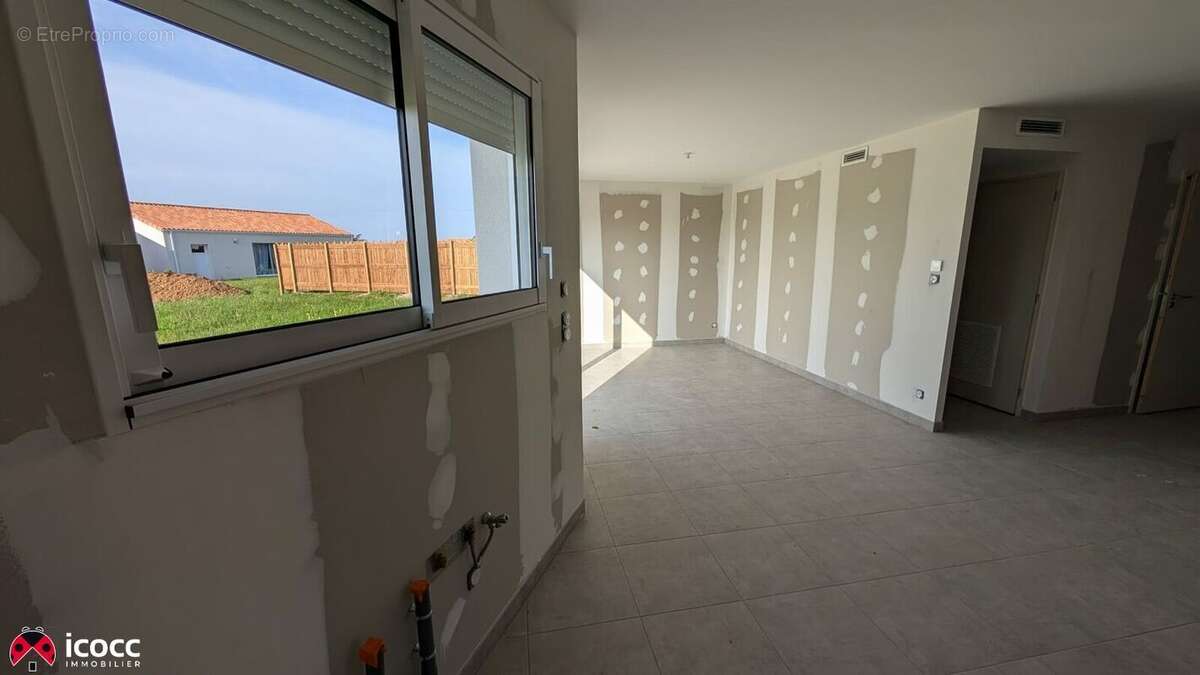Maison 92 m² à Les Magnils-Reigniers  - photo 2