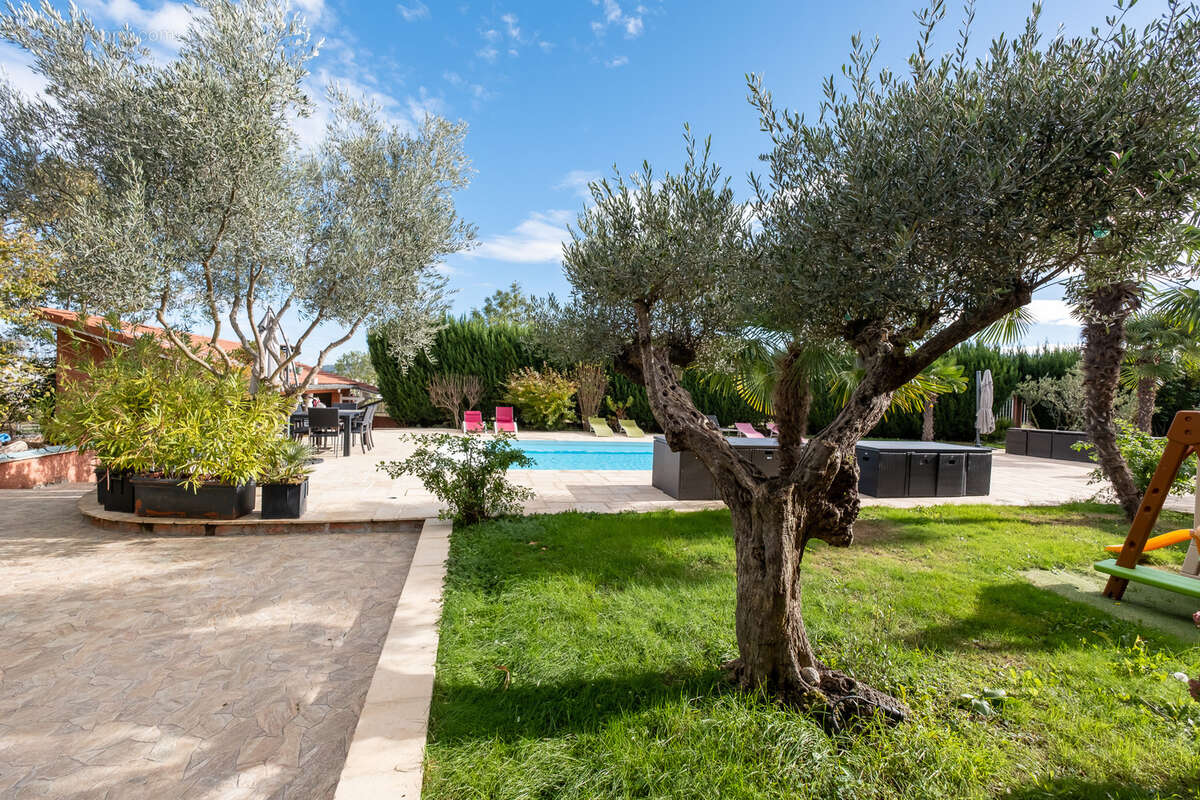 Maison à LA TOUR-DE-SALVAGNY