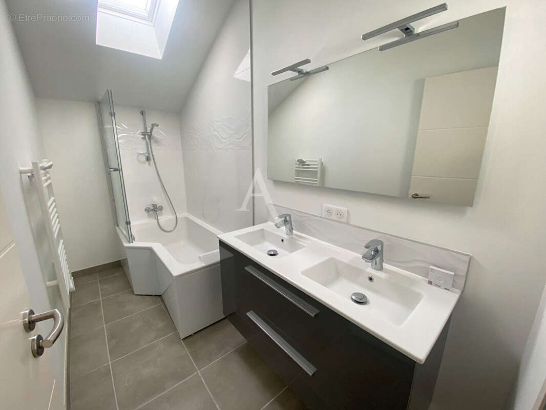 Maison à SAINT-LAURENT-DE-LA-PREE