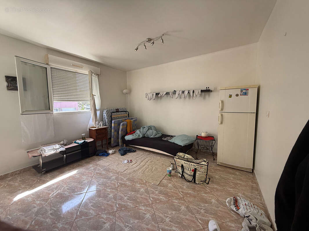 Montreuil, 800 metres du metro, studio lumineux, peu de charges de copropriete. ideal 1er achat ou investissement locatif. - photo 3