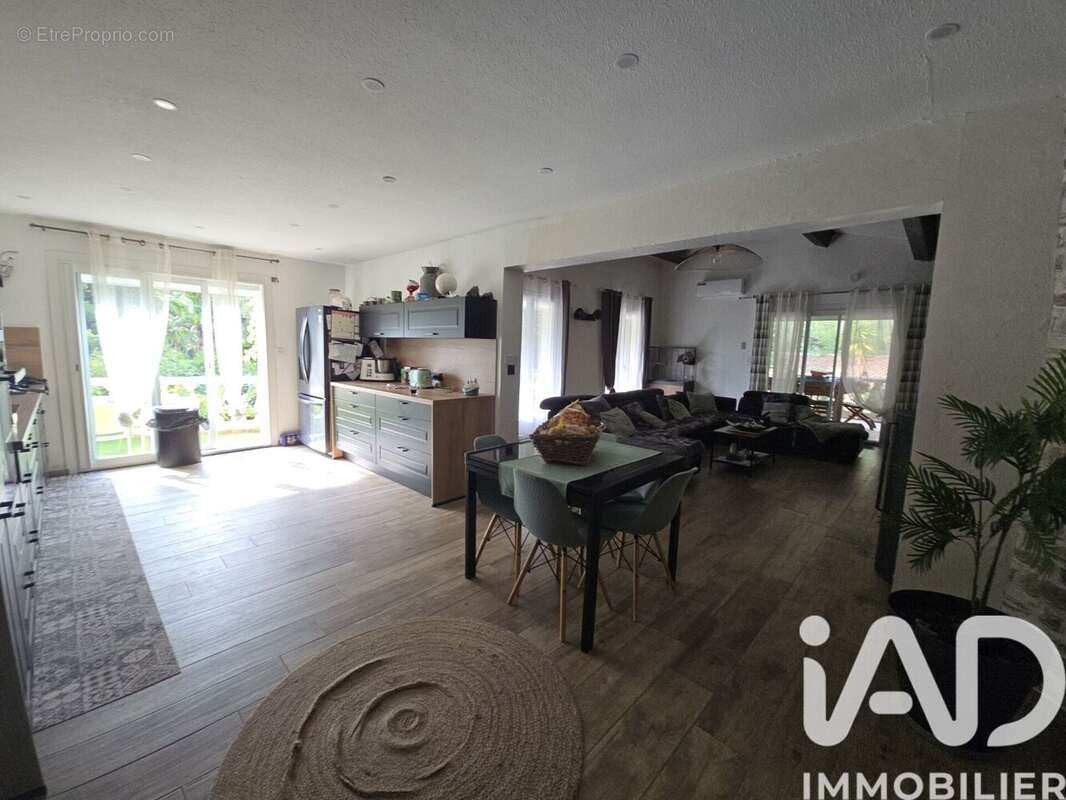 Photo 3 - Maison à LE REVEST-LES-EAUX