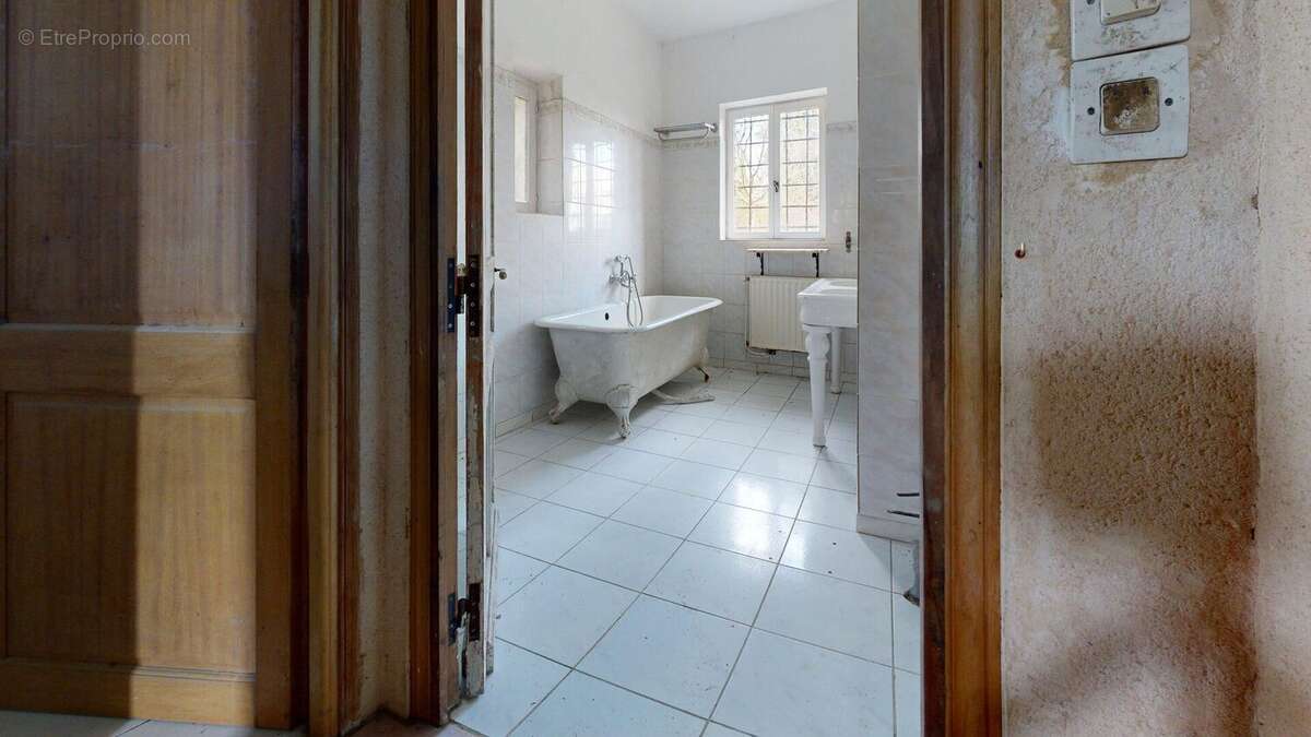 MaisonenpierresavecsesdependancesBathroom 2 - Maison à MONPLAISANT