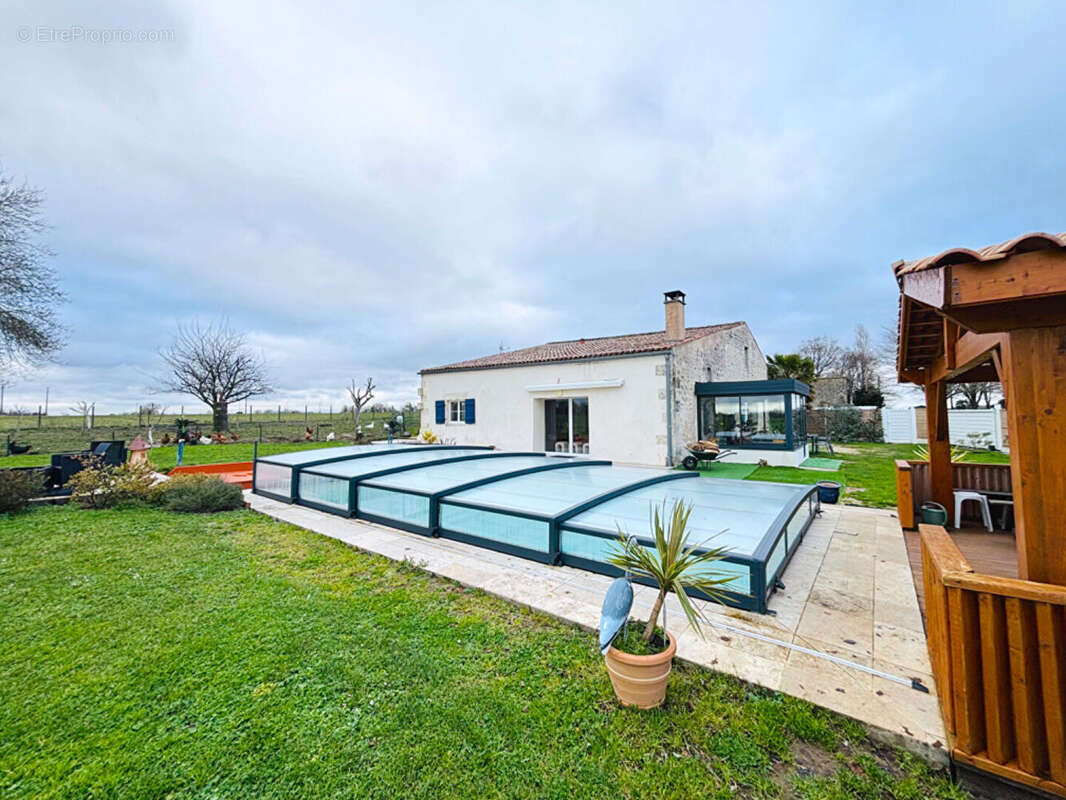 Maison à SAINT-ROMAIN-DE-BENET