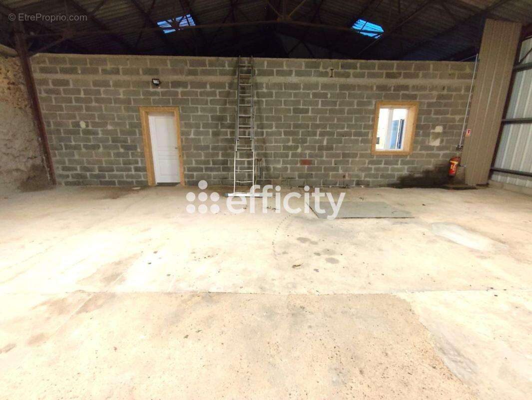 Commerce à TREMBLAY-LES-VILLAGES