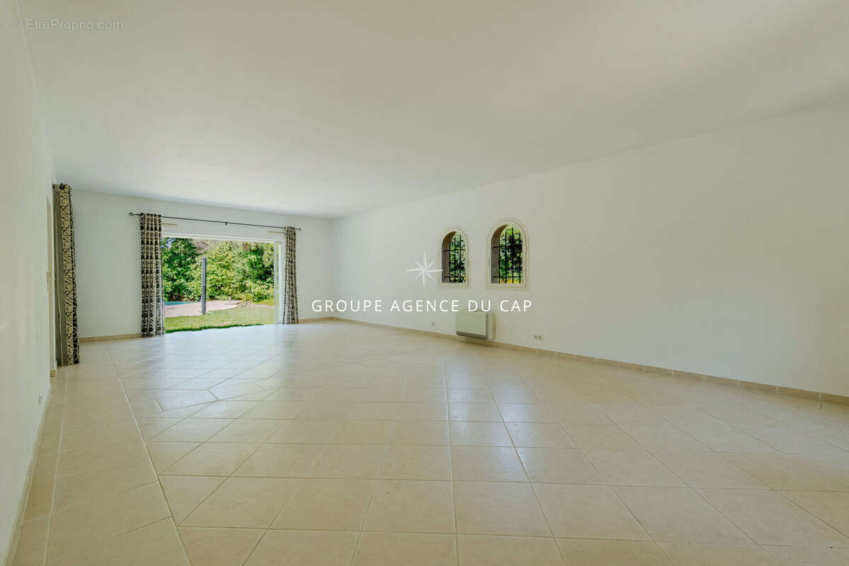 Superbe villa de plain-pied avec 5 chambres, piscine et double garage, proche golf et commerces - photo 4