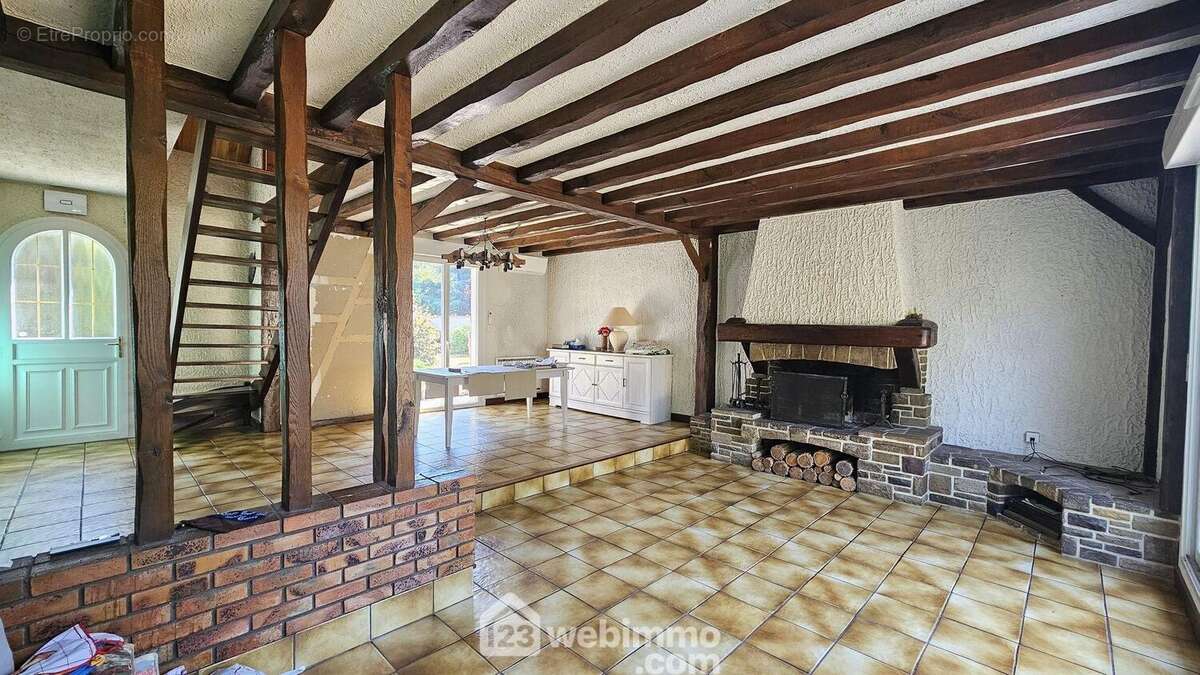 Voici une vue d'ensemble du séjour. - Maison à SOISY-SUR-ECOLE