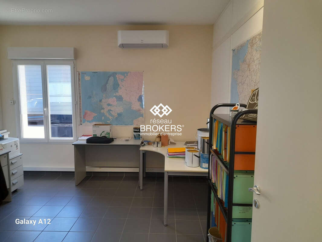 Commerce à SAINT-DENIS-DE-L'HOTEL