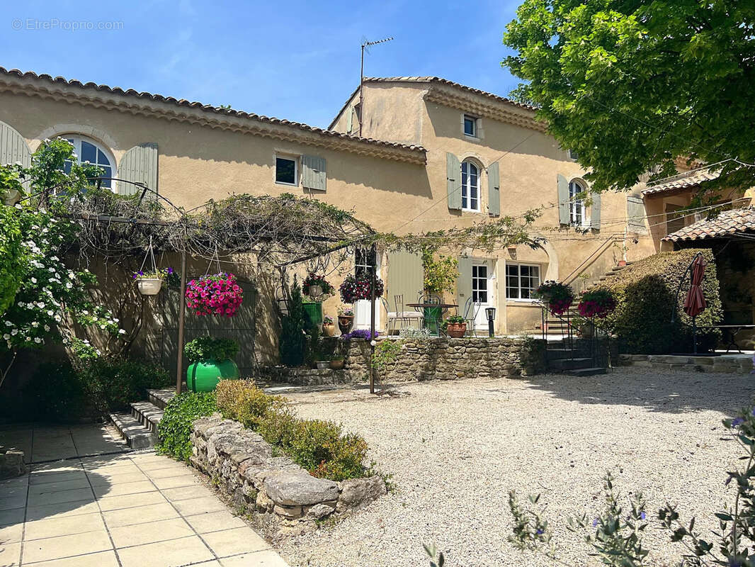 Proche de Grignan   Authentique Mas du XVᵉ siècle avec gîtes sur 4,3 hectares - photo 2