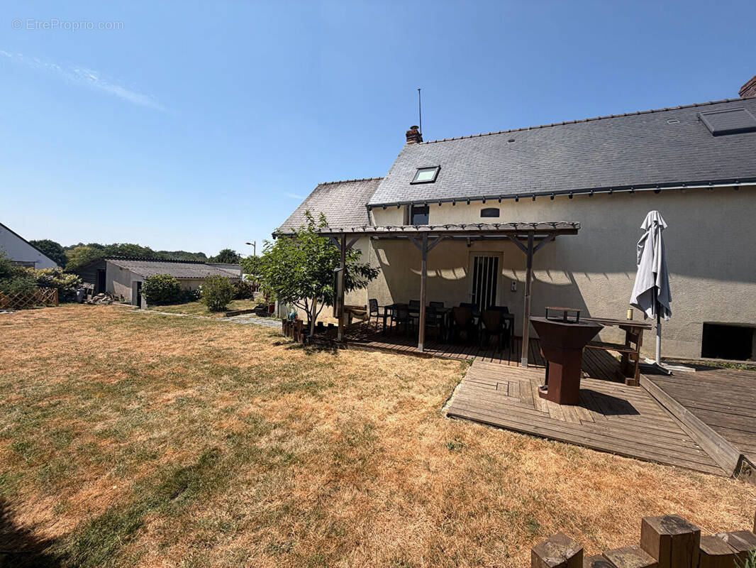 Maison à BECON-LES-GRANITS