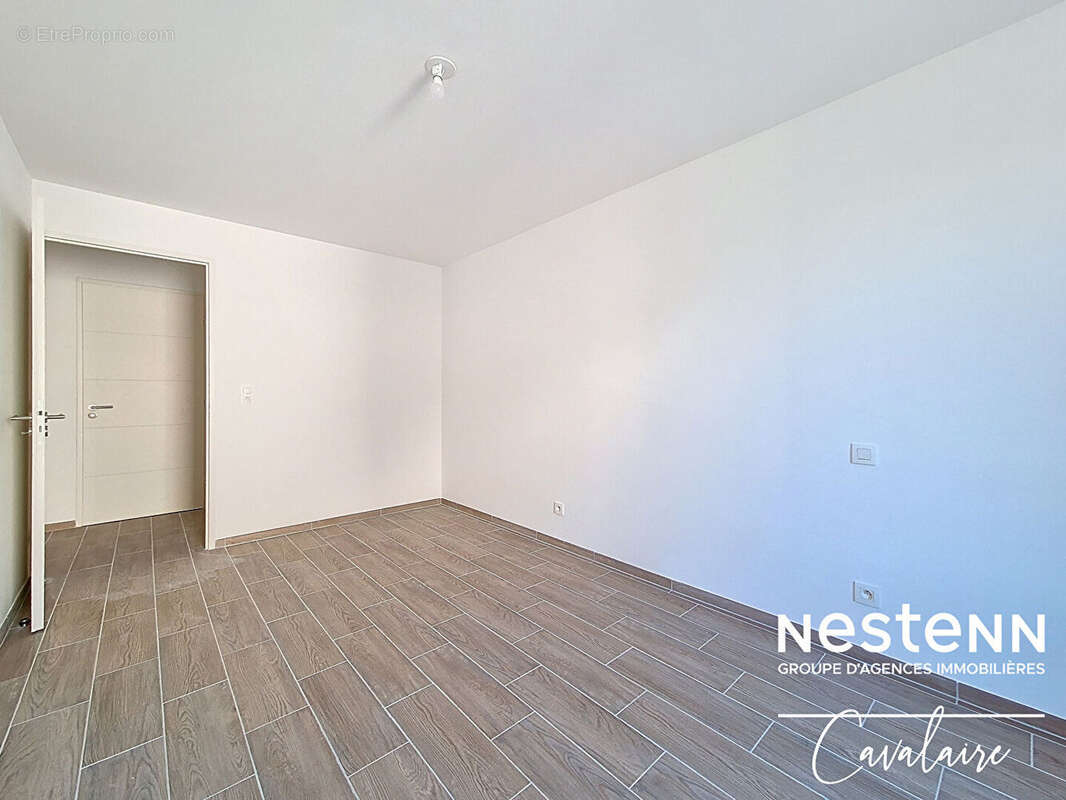 Appartement récent à Cavalaire Sur Mer 3 pièce(s) 60.11 m2 dans résidence avec piscine et double stationnement en sous-sol - photo 7