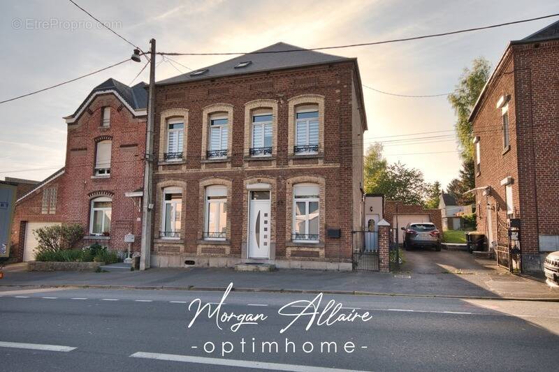Maison à AVESNES-SUR-HELPE