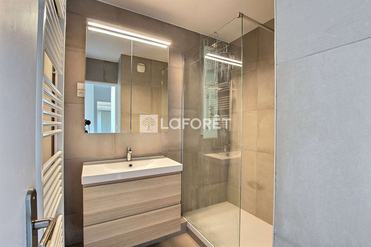 Appartement à COURBEVOIE