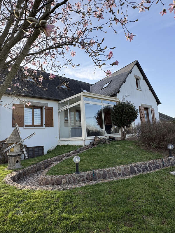 Maison à AMBRIERES-LES-VALLEES