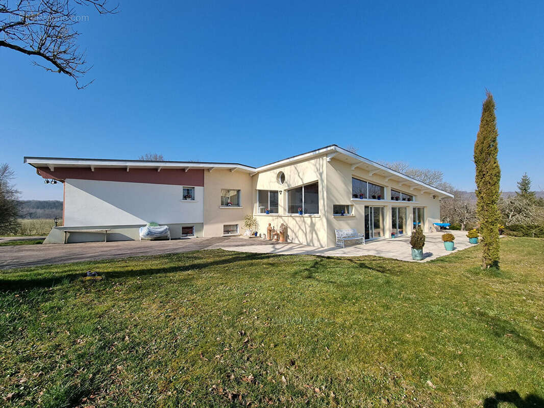 Maison à NEUFCHATEAU